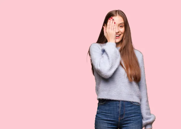 Joven Mujer Caucásica Gritando Feliz Cubriendo Cara Con Mano —  Fotos de Stock