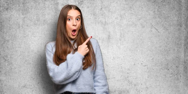 Young Caucasian Woman Pointing Side — Stock Photo, Image
