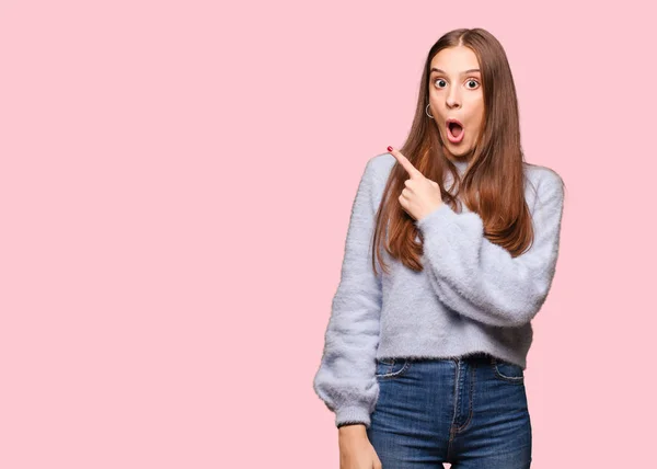 Junge Kaukasierin Zeigt Zur Seite — Stockfoto