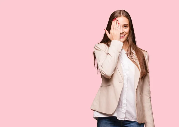 Joven Mujer Negocios Caucásica Gritando Feliz Cubriendo Cara Con Mano — Foto de Stock