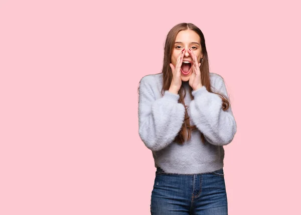 Joven Mujer Caucásica Gritando Algo Feliz Frente —  Fotos de Stock