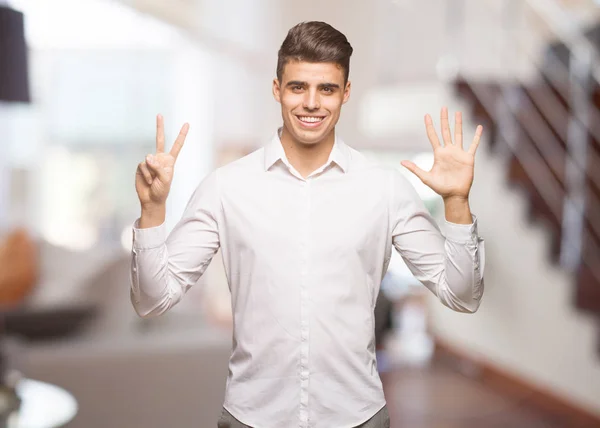 Jungunternehmer Cool Mann Zeigt Nummer Sieben — Stockfoto