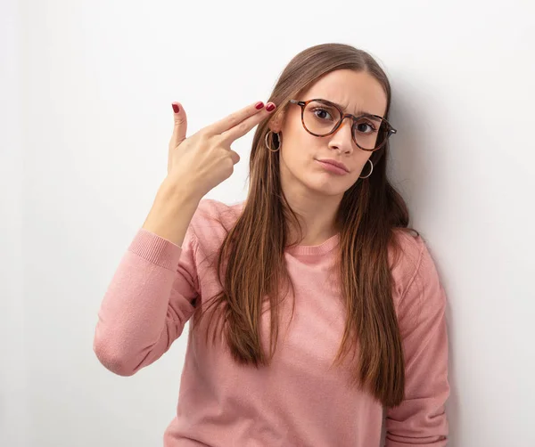 Jovem Mulher Bonito Fazendo Gesto Suicídio — Fotografia de Stock