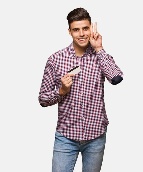 Joven Con Tarjeta Crédito Divertida Feliz Haciendo Gesto Victoria — Foto de Stock