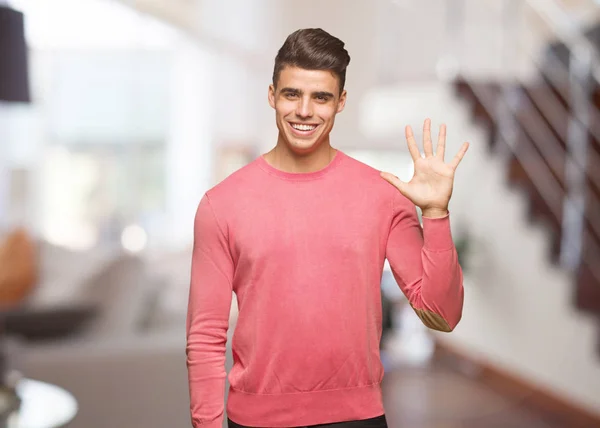 Joven Hombre Divertido Mostrando Número Cinco —  Fotos de Stock