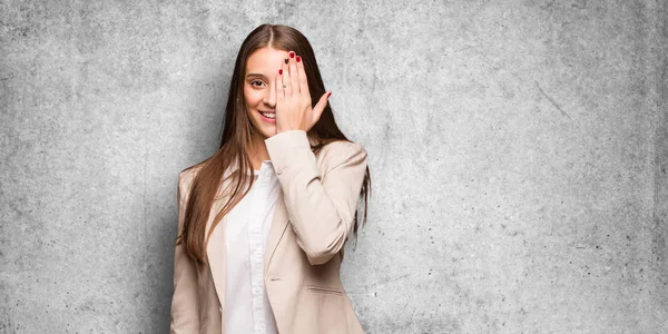 Unga Kaukasiska Affärskvinna Ropade Glad Och Täckande Ansikte Med Hand — Stockfoto