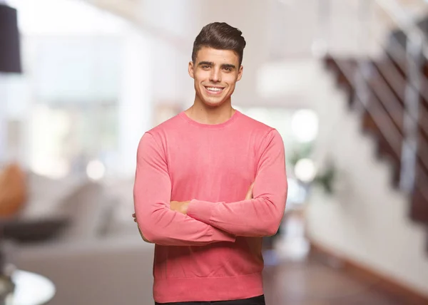 Junger Lustiger Mann Der Lächelnd Und Entspannt Die Arme Verschränkt — Stockfoto