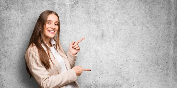 Junge Kaukasische Geschäftsfrau Zeigt Mit Dem Finger Zur Seite — Stockfoto