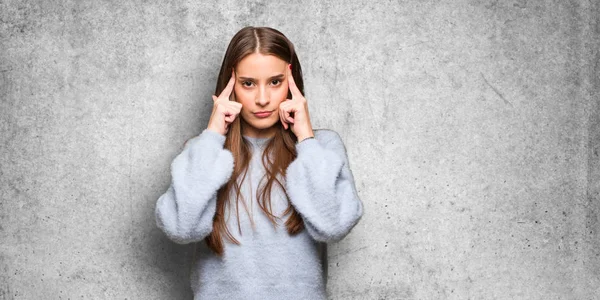 Giovane Donna Caucasica Che Gesto Concentrazione — Foto Stock