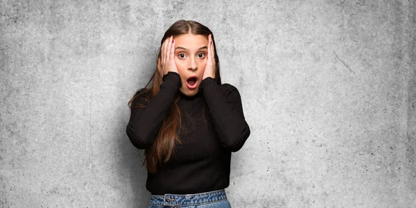 Young Cute Woman Surprised Shocked — Stock Photo, Image