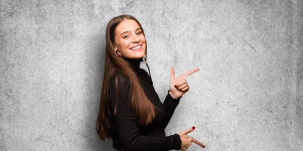 Joven Linda Mujer Señalando Lado Con Dedo — Foto de Stock