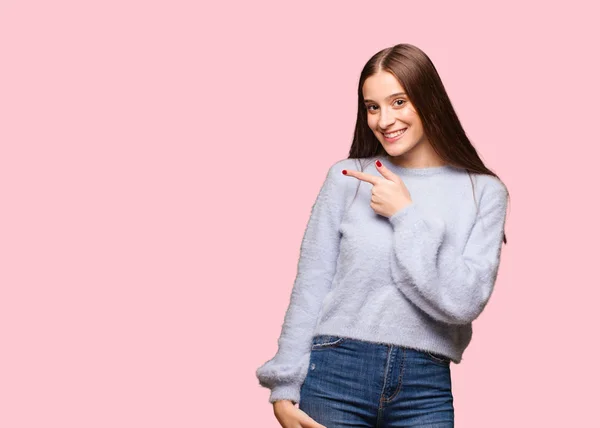 Jovem Caucasiana Sorrindo Apontando Para Lado — Fotografia de Stock