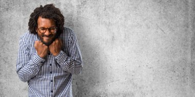 Silah, bir zafer ya da başarı, piyango kazanan kutluyor yükselterek yakışıklı iş Afro-Amerikan adamı çok mutlu ve heyecanlı,