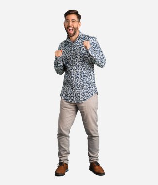 Genç havalı adam dans ediyor ve eğleniyor.