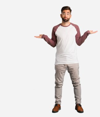 Genç yakışıklı adam şaşkın ve şüpheli