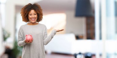 Kumbara el ile bir şey tutan tutan kadın genç siyah