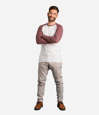 Yakışıklı delikanlı geçiş kollar, gülümseyen ve rahat