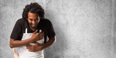 Kendinden emin ve başarılı rahat ve neşeli, gülen ve having fun, yakışıklı Afro-Amerikan baker hissediyor