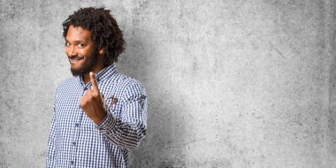 Yakışıklı iş Afro-Amerikan adamı gösterilen bir numaralı simgesi sayma, matematik, kendinden emin ve neşeli kavramı