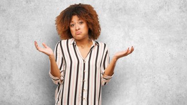 Şüphe ve omuzlarında shrugging afro kadın genç siyah