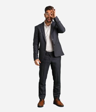 Genç yakışıklı iş adamı göz ok jest yapıyor emin