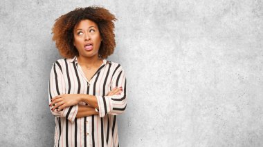 Yorgun ve bıkkın genç siyah afro kadın
