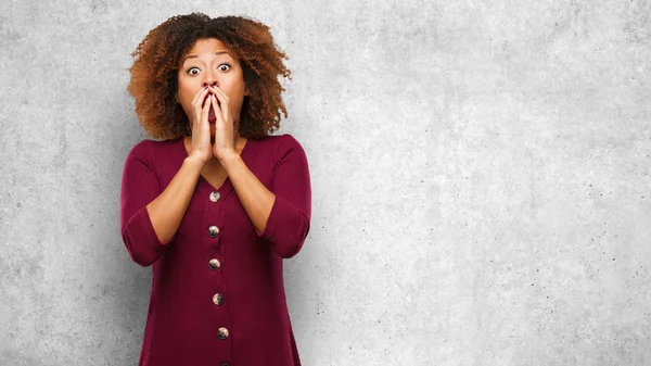 Young Black Afro Woman Very Scared Afraid Hidden — Stock Photo, Image