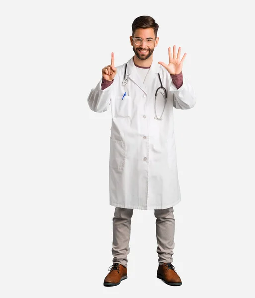 Jovem Médico Homem Mostrando Número Seis — Fotografia de Stock