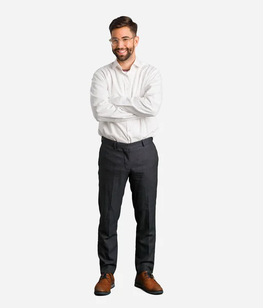 Junger Gutaussehender Geschäftsmann Der Lächelnd Und Entspannt Die Arme Verschränkt — Stockfoto