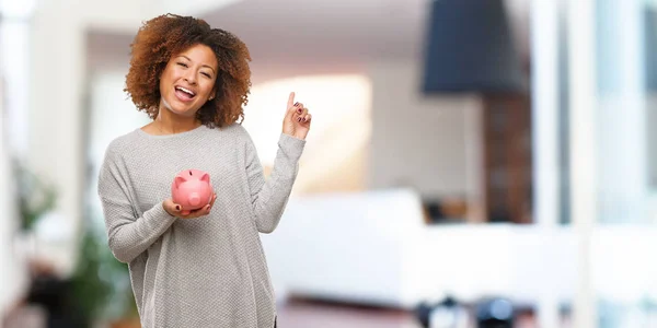 Jovem Preto Mulher Segurando Porquinho Banco Apontando Para Lado Com — Fotografia de Stock