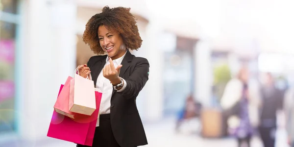 Jovem Mulher Negra Segurando Sacos Compras Convidando Para Vir — Fotografia de Stock