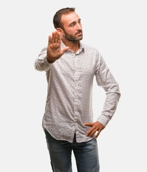Homem Caucasiano Chão Cinza Colocando Mão Frente — Fotografia de Stock