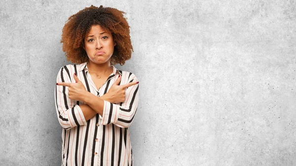 Jonge Zwarte Afro Vrouw Kiezen Tussen Twee Opties — Stockfoto