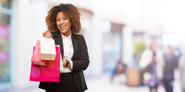 Jovem Mulher Negra Segurando Sacos Compras Cruzando Braços Sorrindo Relaxado — Fotografia de Stock