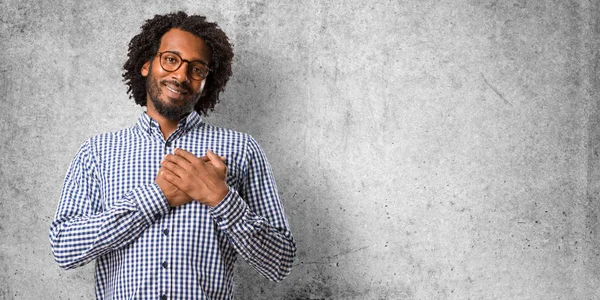 Hombre Afroamericano Negocios Guapo Haciendo Gesto Romántico Enamorado Alguien Mostrando — Foto de Stock