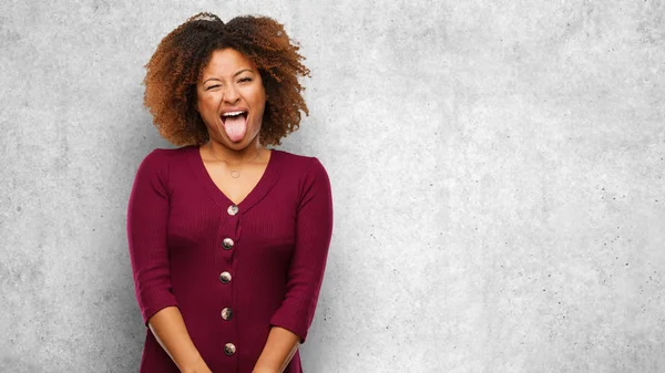 Giovane Afro Nero Donna Divertente Amichevole Mostrando Lingua — Foto Stock