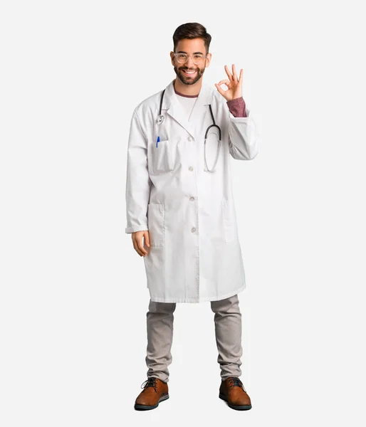 Ung Läkare Man Glad Och Självsäker Gör Gest — Stockfoto