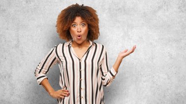 Bir şey palm el tutan genç siyah afro kadın