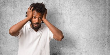 Yakışıklı Afrikalı-Amerikalı sinirli ve umutsuz, kızgın ve üzgün ile ellerinizi başınızın koyun