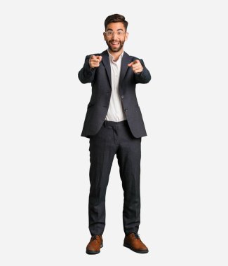 Genç yakışıklı iş adamı neşeli ve gülümseyerek