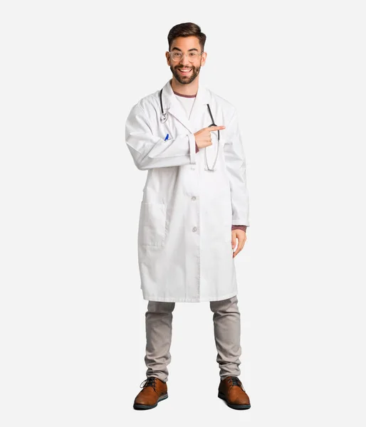 Joven Doctor Sonriendo Señalando Lado — Foto de Stock
