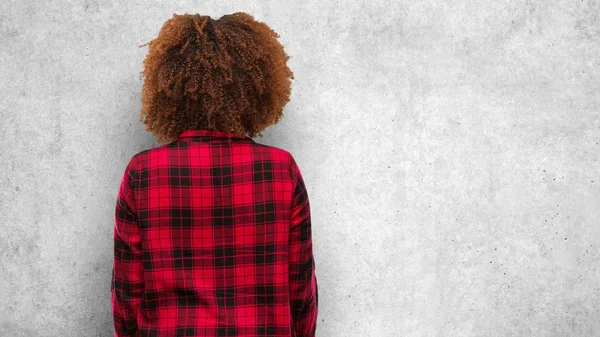 Jonge Zwarte Afro Vrouw Achter Terugkijkend — Stockfoto