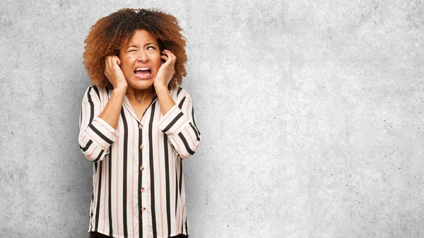 Ung Svart Afro Kvinna Som Täcker Öronen Med Händer — Stockfoto