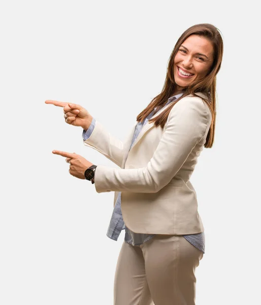 指で側を指している白人のビジネスの若い女性 — ストック写真