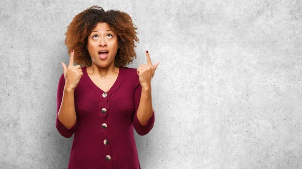 Young Black Afro Woman Surprised Pointing Show Something — Stock Photo, Image