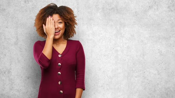 Joven Afro Negro Mujer Gritando Feliz Cubriendo Cara Con Mano —  Fotos de Stock