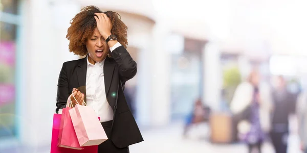 Joven Mujer Negra Sosteniendo Bolsas Compras Olvidadizo Darse Cuenta Algo —  Fotos de Stock