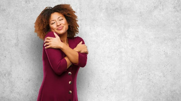 Giovane Afro Nero Donna Dando Abbraccio — Foto Stock