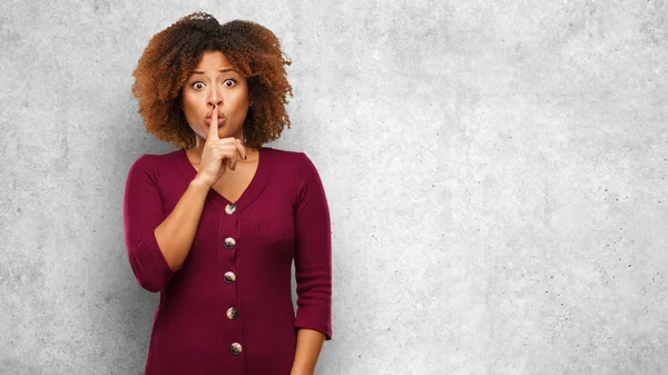 Giovane Donna Afro Nero Mantenere Segreto Chiedere Silenzio — Foto Stock