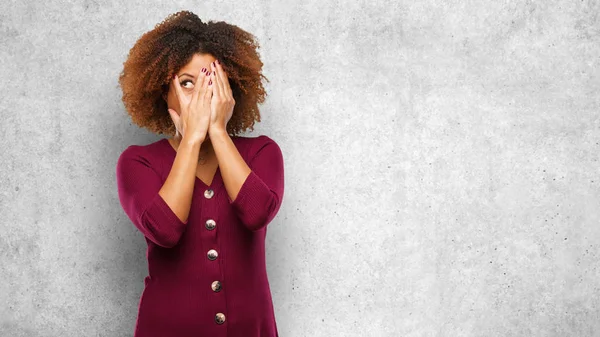 Unga Svarta Afro Kvinna Känner Sig Orolig Och Rädd — Stockfoto